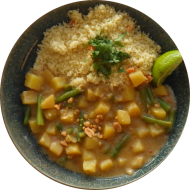 Thailändisches 'Massaman-Curry' mit Kartoffeln, Bohnen, roter Zwiebel, Koriander und Erdnusscreme (2,17,18,81) dazu Couscous mit Gemüsestreifen (21,81)
