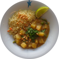 Kleine Portion: Thailändisches 'Massaman-Curry' mit Kartoffeln, Bohnen, roter Zwiebel, Koriander und Erdnusscreme (2,17,18,81) dazu Couscous mit Gemüsestreifen (21,81)