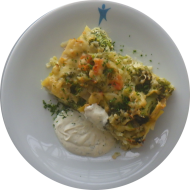 Kartoffel-Brokkoli-Auflauf mit frischen Tomatenwürfeln und Gouda überbacken (15,19) an Dillschmand (19) und Salatgarnitur