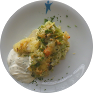Kleine Portion: Kartoffel-Brokkoli-Auflauf mit frischen Tomatenwürfeln und Gouda überbacken (15,19) an Dillschmand (19) und Salatgarnitur