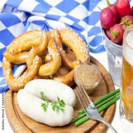 2 bayrische Weißwürste (8,22) mit einer Laugenbrezel (81) dazu süßer Senf (22)