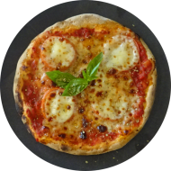 Pizza 'Margherita' mit fruchtiger Tomatensoße, Mozzarella und Basilikum (19,81)