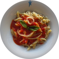 Ägyptisches Nudel-Reis-Linsen-Gericht “Koshari“ mit Knoblauch und Tomatensoße (49,81) dazu frisches Obst. Auch als kleine Portion erhältlich.
