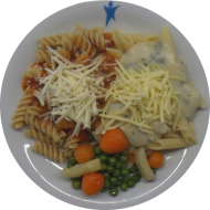 Pastabar (81) mit Tomaten-Thymian-Oregano-Soße (81) oder Bärlauch-Pesto-Soße (15,19,81) dazu geriebener Gouda (19) oder Reiberei (1) und buntes Gemüse 