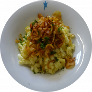 Hausgemachte Käsespätzle dazu Gouda und Röstzwiebeln (15,19,81)