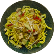 StreetFood: Chinesische Bratnudelpfanne mit Möhre, Sprossen, Zwiebeln und Räuchertofuwürfel (2,18,81) an süß-scharfem Asia-Dip (9,49)