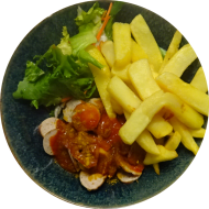 StreetFood: Currywurst 'Weserhaus Art' - gebratene Wurstscheiben in pikanter Currysoße (2,3,9) dazu Rustico frites und Salatgarnitur