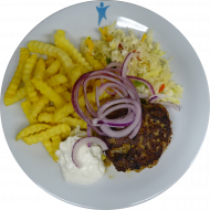 Bifteki mit Hirtenkäse, roten Zwiebeln und Knoblauch (15,19,49,81) mit hausgemachtem Zaziki (19,49) dazu Pommes frites und Weißkraut-Paprika-Salat