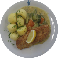 Gebackenes paniertes Seelachsfilet mit Zitronenecke (16,81) dazu Schmorgurke nach 'Havelländer Art' (19,22) und Petersilienkartoffeln