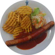 Currywurst Hot & Sweet an 2erlei Sauce (2,3,9,21,22) dazu Gitterkartoffeln (81) und bunte Blatt-Salatgartnitur