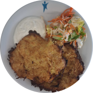 Hausgemachte Kartoffel-Sauerkraut-Puffer an Meerrettich-Apfel-Dip (3,15,19,24) dazu Salatgarnitur