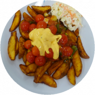 Tasty fried Cheesy Potato Wedges mit Kirschtomatenragout und Coleslaw (2,3,9,15,19,22). Auch als kleine Portion erhältlich.