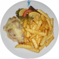 Hähnchenbrust 'au four' mit Würzfleisch und Käse überbacken (1,19,22,24,81) dazu Pommes frites und Salat der Saison