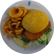 Chicken Burger mit Currymajo, Eisberg, Tomate, Gurke und roten Zwiebeln (22,81) dazu Twister Pommes (81)