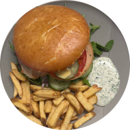 Sie können aus 6 verschiedenen Burgervariationen wählen. Heutige Tagesempfehlung: Burger mit Grillkäse, Rucola, Senf-Honig-Dressing und roten Zwiebelringen (9,19,22,48,81) dazu als Menüoption Pommes und House-Dip (9,22)