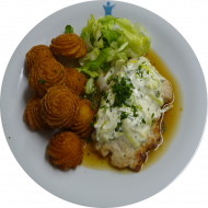 Gebratenes Putensteak mit Frischkäse und Lauch gratiniert (1,19) mit Geflügelsoße (81) dazu Herzoginkartoffeln (19) und Salatgarnitur (22)