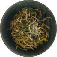 Asiatische Bratnudeln mit Rinderhack, Rotkohl, Frühlingszwiebel und Ingwer (2,18,23,49,81) dazu Chili Creme Flying Goose (1,2,3,4,18,22)