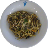 Kleine Portion: Asiatische Bratnudeln mit Rinderhack, Rotkohl, Frühlingszwiebel und Ingwer (2,18,23,49,81) dazu Chili Creme Flying Goose (1,2,3,4,18,22)