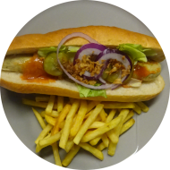 Hot Dog mit Vratwurst, Spezialsoße, Gewürzgurke und Röstzwiebeln (1,9,19,22,23,81,83) dazu als Menüoption verschiedene Pommes Spezialitäten und House-Dip (9,22)