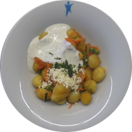Gnocchipfanne mit Erbsen, Tomaten, Minze, geriebenen Hirtenkäse und Sour Cream (3,15,19,24)