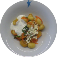 Kleine Portion: Gnocchipfanne mit Erbsen, Tomaten, Minze, geriebenen Hirtenkäse und Sour Cream (3,15,19,24)
