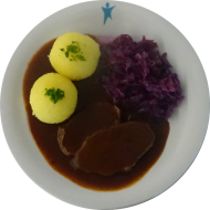 Sauerbraten in würziger Lebkuchensoße (1,3,21,81,82) und Rotkraut dazu zwei grüne Klöße (2,3,24)