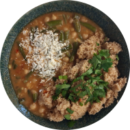 Hirtenkäse-Kichererbsen-Pfanne mit Bohnen, Tomaten, Zwiebel und Knoblauch (2,19,49) dazu Couscous a la Nuri (81)