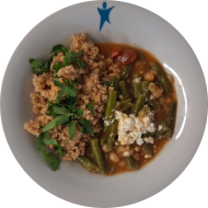 Kleine Portion: Hirtenkäse-Kichererbsen-Pfanne mit Bohnen, Tomaten, Zwiebel und Knoblauch (2,19,49) dazu Couscous a la Nuri (81)