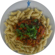 Grünkernragout mit Tomaten und Rucola (49,81,85) dazu Spirelli (81) 