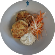 Hausgemachter 'Kaspressknödel' aus Knödelteig, Kartoffeln, Bergkäse, Schnittlauch und Zwiebeln (15,19,81) an Dillschmand (19) und bunter Salatgarnitur