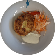 Kleine Portion: Hausgemachte 'Kaspressknödel' aus Knödelteig, Kartoffeln, Bergkäse, Schnittlauch und Zwiebeln (15,19,81) an Dillschmand (19) dazu Salatgarnitur