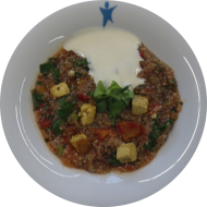 Kleine Portion: 'Quinoa Jambalaya' mit gebratenem Tofu, Champignons, Sellerie, Spinat und Paprika (2,18,21,49,81) dazu Ingwer-Kurkuma-Sojaghurt-Dip (2,3,18)