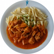 Schweinegulasch (1,3,21,81) mit Makkaroni (81). Auch als kleine Portion erhältlich.