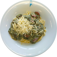 Spirelli mit Pastasoße 'Popeye' mit gebratenen Rauchwurstscheiben in einer leichten scharfen Sahne-Spinatsoße ( 2,3,4,8,19,22) und geriebenem Gouda ( 19)