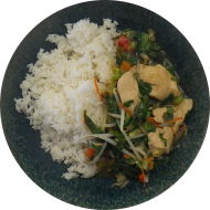 Chop Suey mit Hähnchen, Karotten, Sprossen, Lauchzwiebeln und Ingwer (2,18,49,81) dazu Jasmin-Duftreis