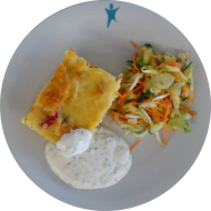 Kleine Portion: Kartoffelauflauf mit Hirtenkäse und Paprika (15,19) dazu Sour Cream (19) und Salatgarnitur