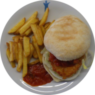Crispy Chicken Burger mit Salsa, Peperoni, Eisberg, Zwiebeln und Kräuterdip (1,9,15,19,23,44,54,81,83) dazu als Menüoption Pommes und House-Dip (9,22)
