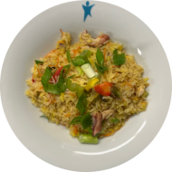 Streetfood: Paella mit Meeresfrüchten, Reis, Hähnchen und Gemüse (14,19,26) an fruchtiger und leicht scharfer Tomaten-Paprika-Salsa 