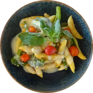 Schupfnudelpfanne mit Gartengemüse, Weißwein und Hollandaise (8,15,19,24,81). Auch als kleine Portion erhältlich.