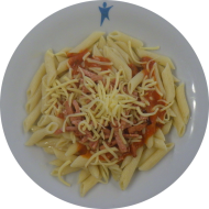Makkaroni mit Jagdwurststreifen (1,2,3,8,22,46,81) an Tomaten-Kräuter-Soße (81) dazu geriebener Gouda (19) 