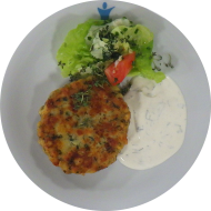Kleine Portion: Hausgemachter 'Kaspressknödel' - Knödelteig mit Kartoffeln, Bergkäse, Zwiebeln und Schnittlauch (15,19,81) dazu Sauerrahm (19) und bunter Salatmix 