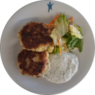Hausgemachter 'Kaspressknödel' - Knödelteig mit Kartoffeln, Bergkäse, Zwiebeln und Schnittlauch (15,19,81) an Kräuter-Quark-Dip (19) dazu Salatgarnitur