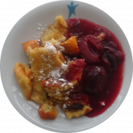 Hausgemachter Kaiserschmarrn mit Zwetschgenröster und Puderzucker (15,19,81). Auch als kleine Portion erhältlich.