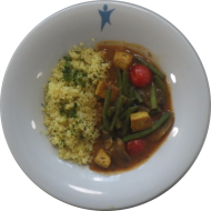 Kleine Portion: Würzige Pilz-Bohnen-Pfanne mit gebratenen Räuchertofuwürfeln, Kirschtomaten und Champignons (2,3,18,81) dazu Kräuterbulgur (81)