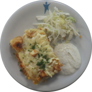 Kritharaki-Auflauf mit Zucchini, Knoblauch, Tomate und Hirtenkäse (19,49,81) an Kräuter-Creme fraiche-Dip (19) und Salatgarnitur