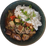 Asiatisches Tofu Stir Fry mit Brokkoli, Frühlingszwiebel, Knoblauch, Koriander und Sesam (2,18,23,49,81) dazu Jasmin-Duftreis