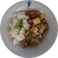 Kleine Portion: Asiatisches Tofu Stir Fry mit Brokkoli, Frühlingszwiebel, Knoblauch, Koriander und Sesam (2,18,23,49,81) dazu Jasmin-Duftreis