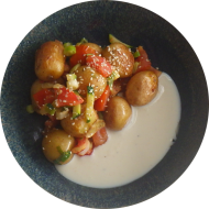 Schwenkkartoffelpfanne mit Kirschtomaten, Lauchzwiebeln und Sesam (23) dazu Joghurt-Kräuter-Dip (19)
