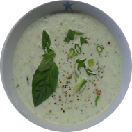 Buttermilch-Gurken-Kaltschale mit Knoblauch und Lauchzwiebeln (19,49) dazu Fladenbrotecke (23,81)