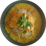 Gebratenes Hokifilet in rotem Bananencurry mit Kokosmilch und Koriander (15,16,17,49,81) dazu Glasnudeln (2,18,81)